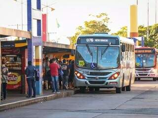 Usuários e ônibus no Terminal Morenão, na Vila Progresso, em Campo Grande (Foto: Henrique Kawaminami/Arquivo) 