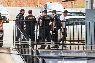 De camisa branca, Andreson de Oliveira chega à sede da PF, em Cuiabá (Foto/Victor Ostetti/MidiaNews)