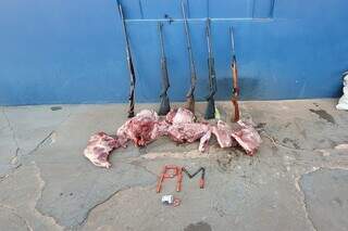 Carnes de caça ilegal e armas apreendidas pela PMA (Foto: PMA)