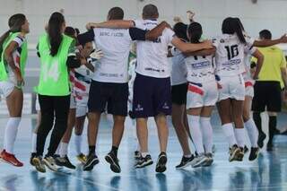 Jogadoras e comissão técnica da Serc comemorando vaga na semifinal (Foto: @jotta__es)