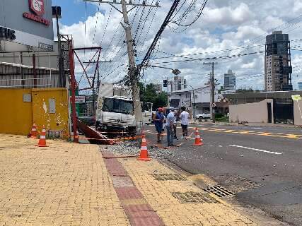 Motorista desmaia e bate em poste que fica preso apenas pela fiação