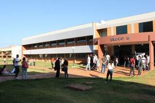 Acadêmicos no pátio da Universidade Federal da Grande Dourados (Foto: Divulgação)