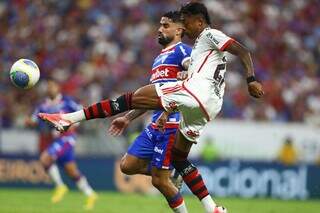 Jogadores disputam a posse da bola na Arena Castelão. (Foto: Gilvan de Souza/Flamengo)