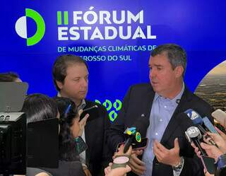 Governador Eduardo Riedel durante coletiva no II Fórum Estadual, fala sobre bloqueio de estrada (Foto/Divulgação)