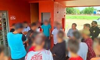 Trabalhadores resgatados pela PRF (Foto: Divulgação)