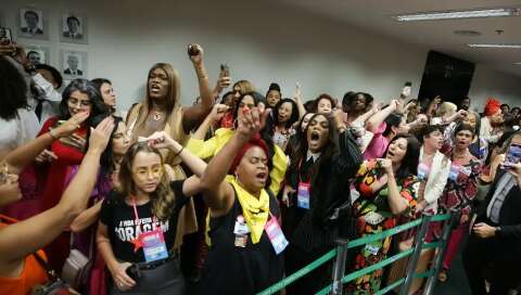 PEC do aborto avança na Câmara em meio a protestos e sessão tumultuada