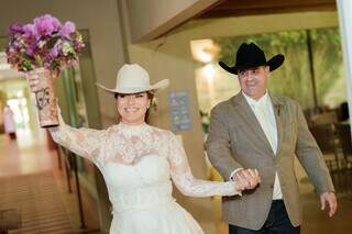 Casal levou estilo de vida country para cerimônia de casamento. (Foto: Top Studio)