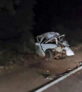 Carro destruído após colisão na estrada. (Foto: JP News)