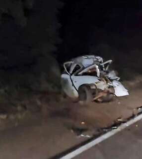 Carro fica totalmente destru&iacute;do e motorista morre ao bater em &ocirc;nibus