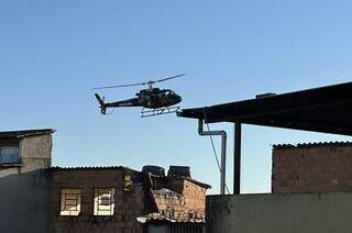 Helicóptero da Polícia Civil durante cumprimento dos mandados (Foto: Divulgação/PCMG)