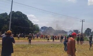 Manifestantes durante ação do Choque no de desbloqueio de estrada, em Dourados (Foto/Reprodução)