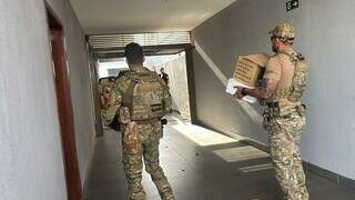 Policiais do Garras, em apoio à Decon, com materiais apreendidos em tabacarias. (Foto: Gabi Cenciarelli)