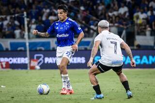 Jogadores buscam a posse da bola no gramado do Mineirão, em Belo Horizonte (MG). (Foto: Gustavo Aleixo/Cruzeiro)