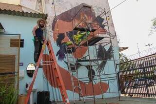 Dack está desenvolvendo sua arte no Onça Bar. (Foto: Juliano Almeida)