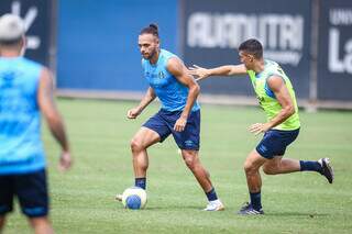 Atacante Braithwaite domina a bola em treino no Grêmio (Foto: Lucas Uebel)