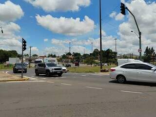 Carros transitam na rotatória, no encontro da Avenida Gury Masques e Senador Mendes Canale. (Foto: Clara Farias)