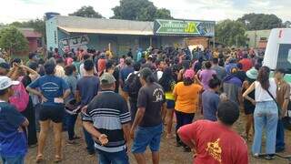 Indígenas reunidos para ouvir proposta; pelo menos até amanhã, bloqueio continua (Foto: Leandro Holsbach)