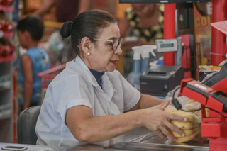 Operadora de caixa registra compras de cliente em rede de supermercado. (Foto: Arquivo/Marcos Maluf)