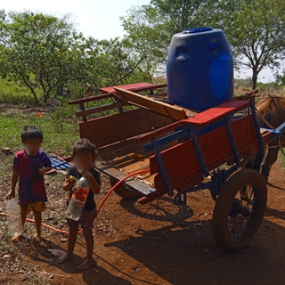 Indígenas usam tambor e charrete para buscar água, e crianças utilizam garrafas pet para pegar água em aldeia de Dourados (Foto: Neyla Ferreira Mendes)