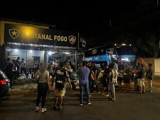 Torcedores do Botafogo se encontram na sede da torcida organizada para embarcar em ônibus. (Foto: Leonardo Dias)