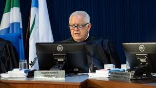 Conselheiro Flávio Kayatt durante sessão do Tribunal de Contas de MS (Foto: TCE-MS/Divulgação)