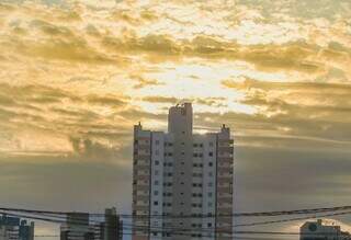 Sol visto entre nuvens na região do Jardim dos Estados, na Capital (Foto: Marcos Maluf)