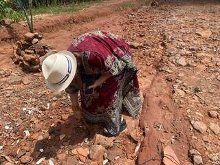 Totens de pedra são feitos por Rita como forma de protesto (Foto: Clara Farias)