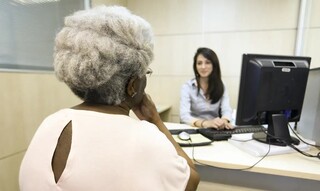 Idosa passa por atendimento em agência. (Foto: Marcelo Camargo / Agência Brasil)