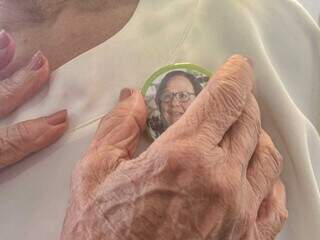 Amigas fizeram broche para homenagear a amiga que partiu. (Foto: Marcos Maluf)