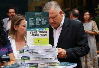 Obra conta com artigos de 38 autores e foi idealizado pela Agems (Agência de Regulação de Serviços Públicos de MS) (Foto: Osmar Veiga)