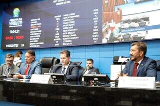 Mesa Diretora da Assembleia Legislativa, durante sessão desta quinta-feira (28) (Foto: Wagner Guimarães)