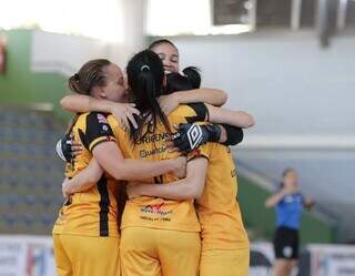 Jogadoras do Taboão Magnus comemorando gol contra o time de MS (Foto: Jotta) 