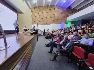 Mais de 250 pessoas se reúnem para debater o futuro do clima no Estado (Foto: Mairinco de Pauda)