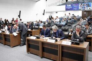 Movimentação dos deputados estaduais no plenário durante a sessão desta quinta-feira (28) (Foto: Wagner Guimarães)