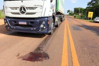 Marcas de sangue na rodovia. (Foto: Osmar Veiga)