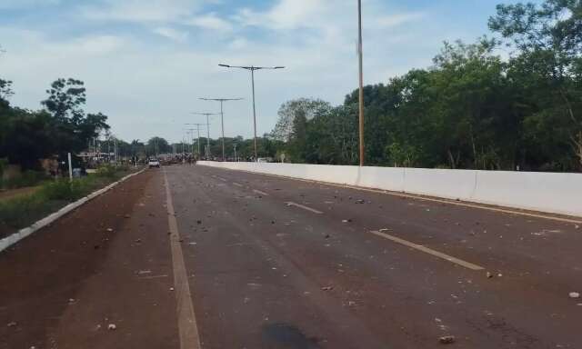 No 4&ordm; dia de rodovia fechada, ind&iacute;genas saem s&oacute; com garantia de &aacute;gua