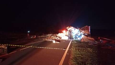 Motorista morre ao bater em traseira de carreta