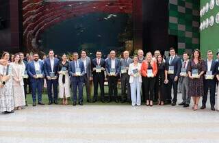 Servidores da Agems que colaboraram com o livro (Foto: Osmar Veiga)