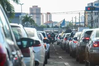 Fila de veículos parados no trânsito, em Campo Grande. (Foto: Juliano Almeida)