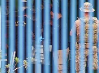 Policial da Garras e peritos no local onde confronto aconteceu (Foto: Juliano Almeida)