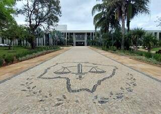 Pátio de acesso ao Tribunal de Justiça de MS no Parque dos Poderes. (Foto: TJMS)