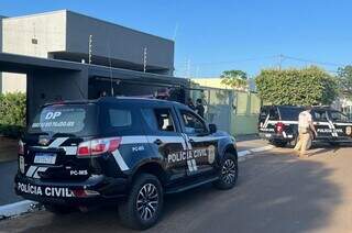 Viaturas em frente ao imóvel onde foram cumpridas ordens judiciais. (Foto: Divulgação)