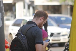 Rapaz usa aparelho celular na região central de Campo Grande (Foto: Arquivo)