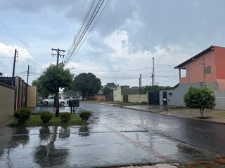 Chuva desta sexta-feira no Jardim Água Boa, região sul de Dourados (Foto: Helio de Freitas)