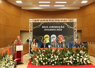 A juíza Adriana Lampert, durante a apresentação do robô, no Prêmio Selo Jurisdição Eficiente de 2023. (Foto: Reprodução/TJMS)