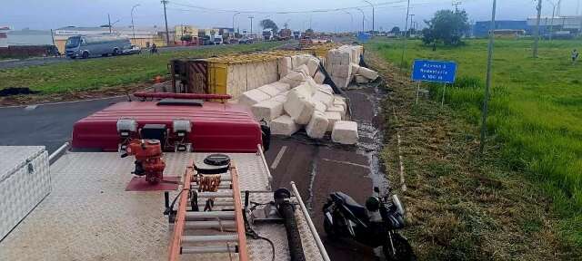 Caminh&atilde;o com algod&atilde;o tomba, carga fica na pista e causa lentid&atilde;o na BR-267