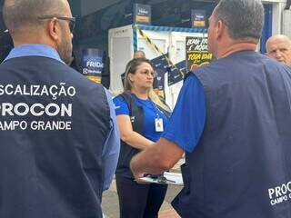 Além de vistoriar preços, equipe do Procon também orienta consumidores na Rua 14 de Julho (Foto: Marcos Maluf)