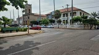 Imagem da Praça Agenor Carrilho, localizada no centro da cidade de Miranda, na manhã desta sexta-feira (Foto: Julio Cesar Silva)