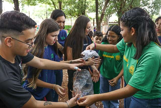 Alunos se emocionam com c&aacute;psula e revivem mem&oacute;rias do fundamental