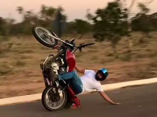 Jovem faz manobras do Wheeling, em rua isolada da Capital. (Foto: Arquivo/Campo Grande News)